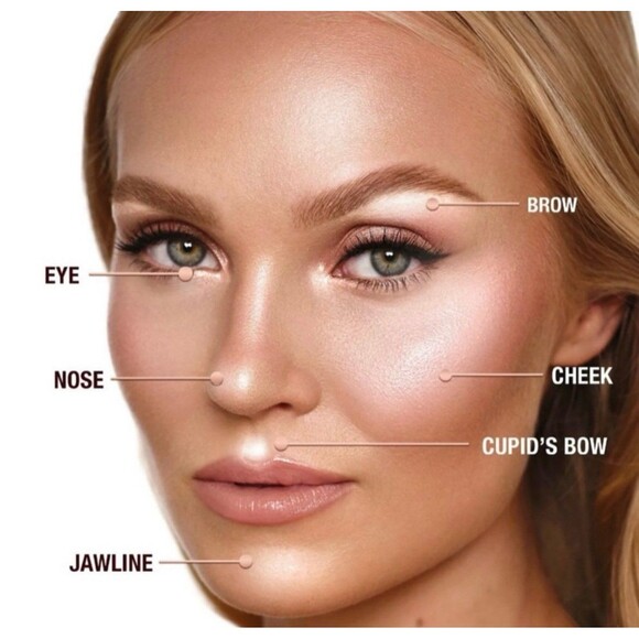 CHARLOTTE TILBURY
Glow Glide Face Architect Highlighter - Rose Gold Glow - Picture 3 of 7